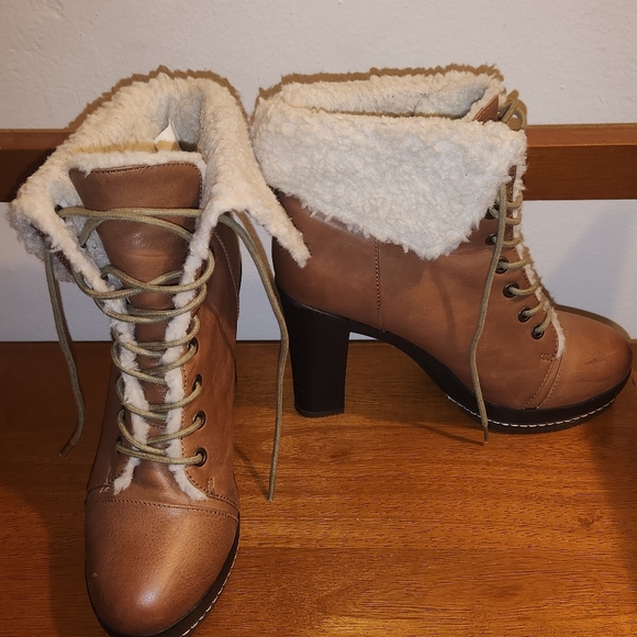 Brown booties w/ sherpa inside - Picture 2 of 3